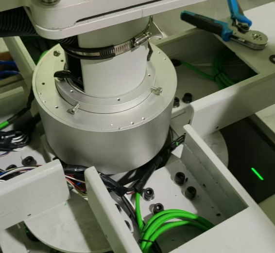 中孔网线滑环应用案例_工业机器人旋转以太网信号传输解决方案